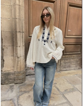 Chemise blanche en coton avec broderies florales